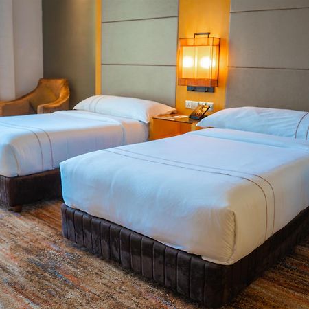 The Waterfront Hotel Kuching Exterior foto Two single beds