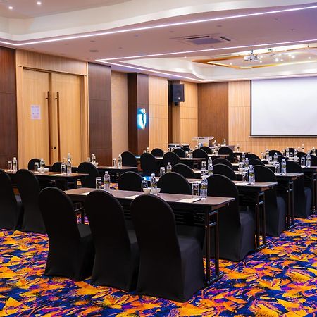 The Waterfront Hotel Kuching Exterior foto Meeting room