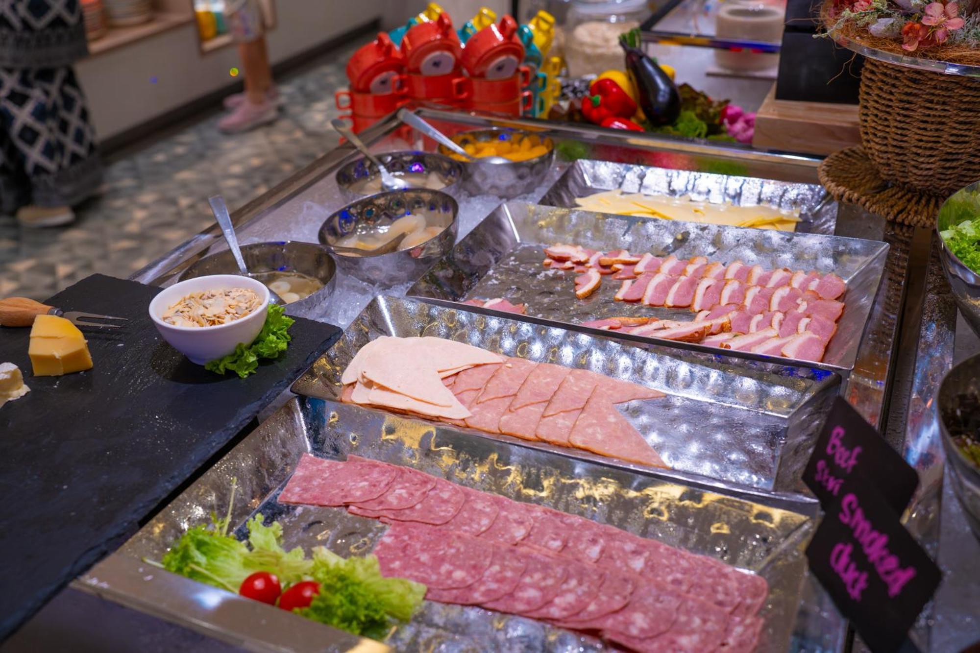 The Waterfront Hotel Kuching Exterior foto A selection of cold cuts