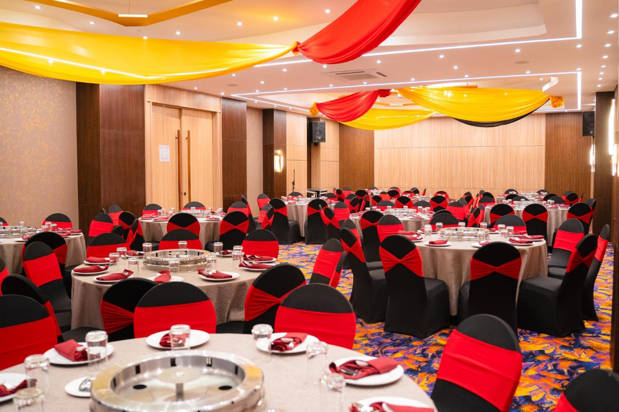 The Waterfront Hotel Kuching Exterior foto A banquet hall