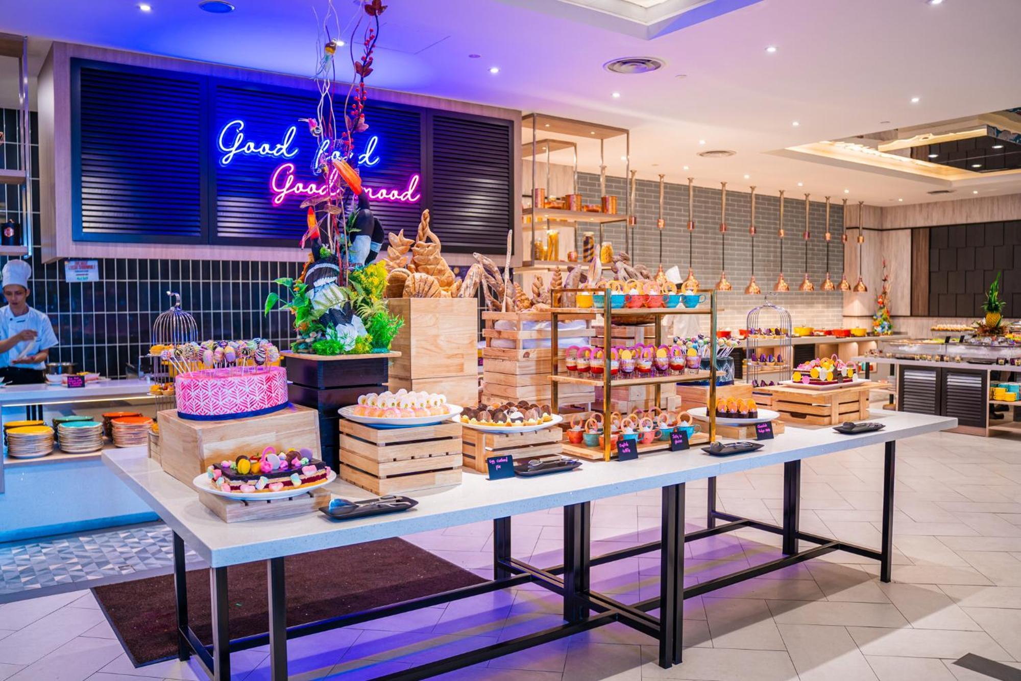 The Waterfront Hotel Kuching Exterior foto The dessert counter at the buffet