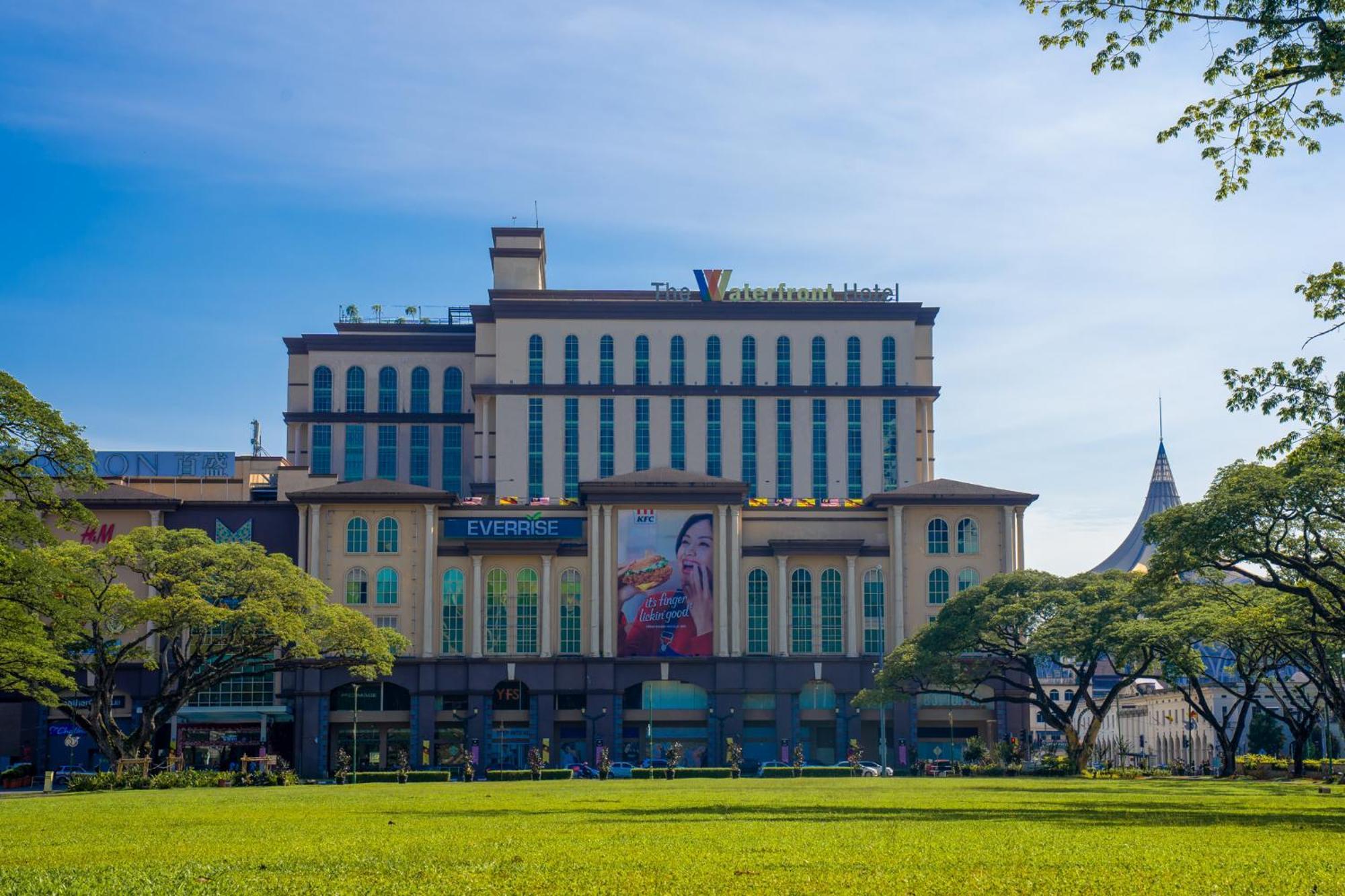 The Waterfront Hotel Kuching Exterior foto The hotel in 2019