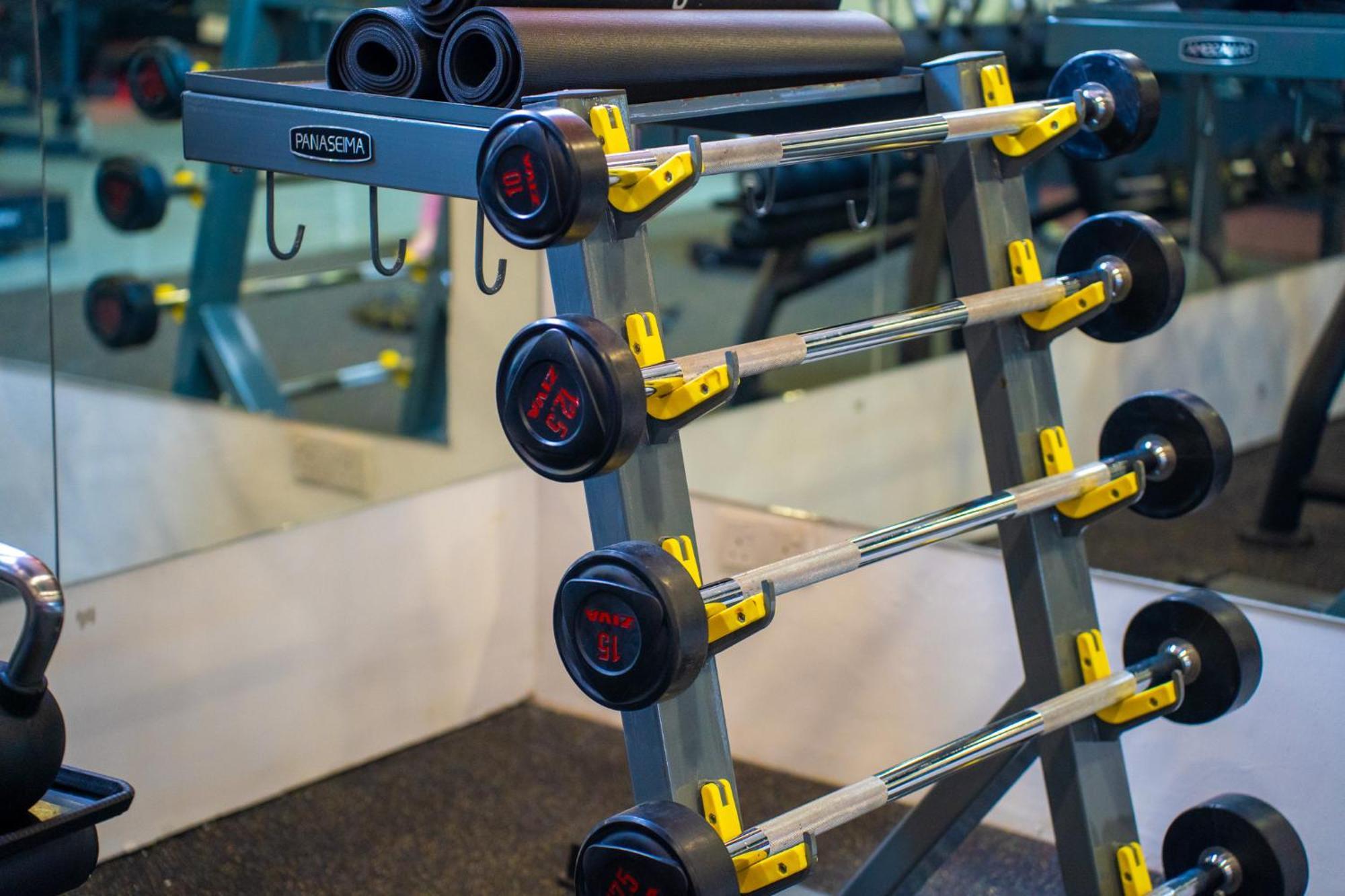 The Waterfront Hotel Kuching Exterior foto A barbell rack