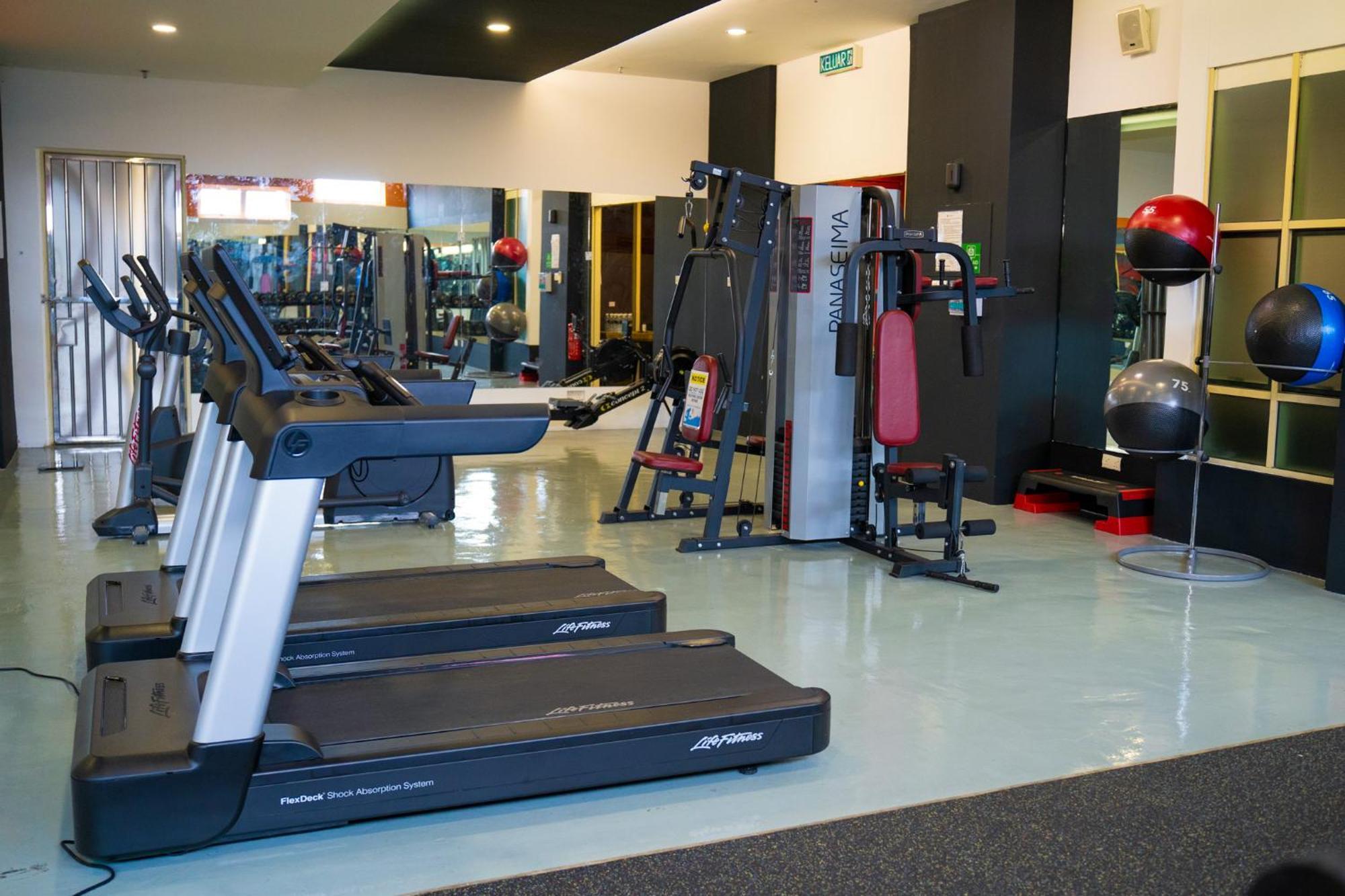 The Waterfront Hotel Kuching Exterior foto A gym in a hotel