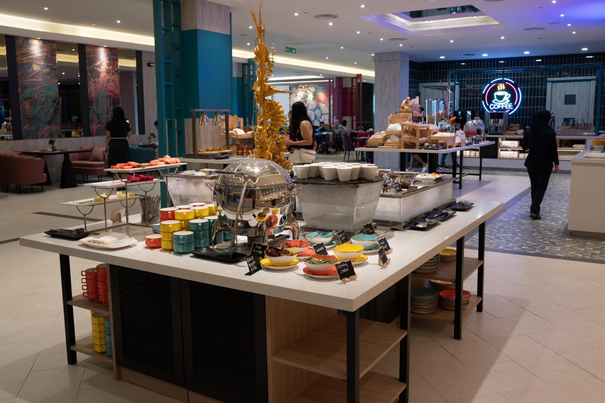 The Waterfront Hotel Kuching Exterior foto The buffet at the hotel