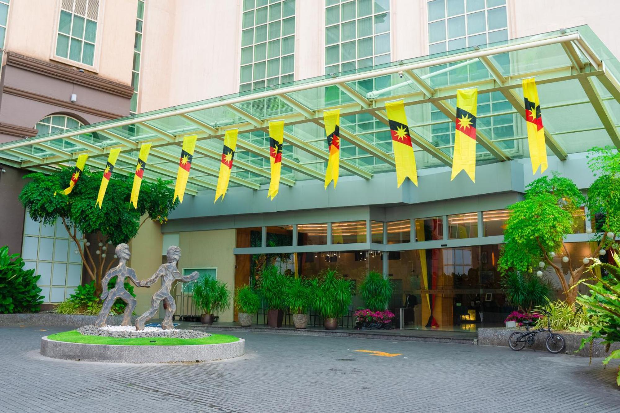 The Waterfront Hotel Kuching Exterior foto The main entrance of the hotel