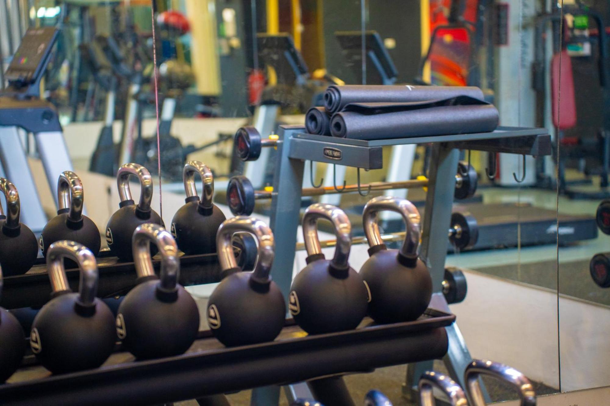 The Waterfront Hotel Kuching Exterior foto Kettlebells in a gym