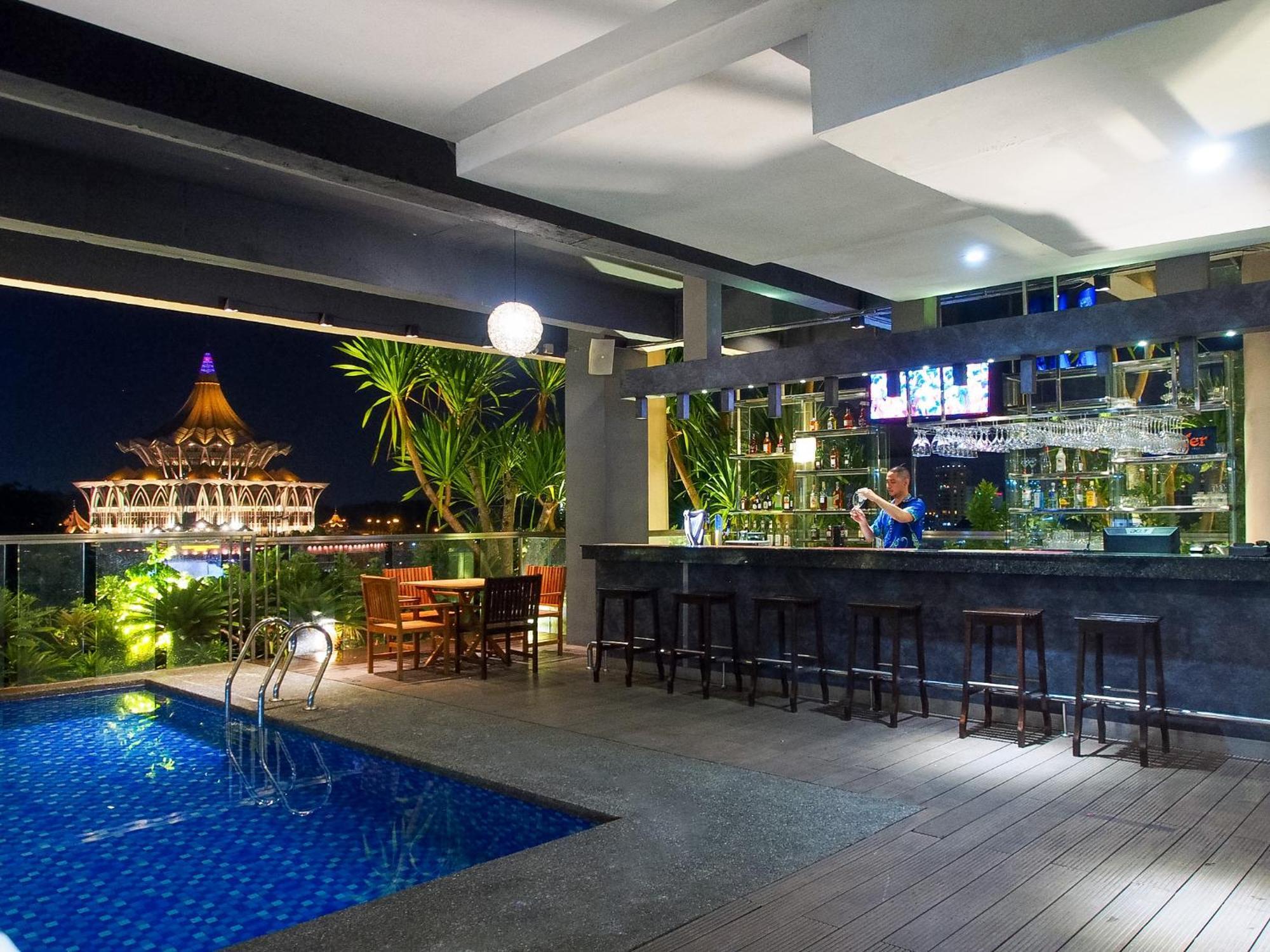The Waterfront Hotel Kuching Exterior foto Sky Bar