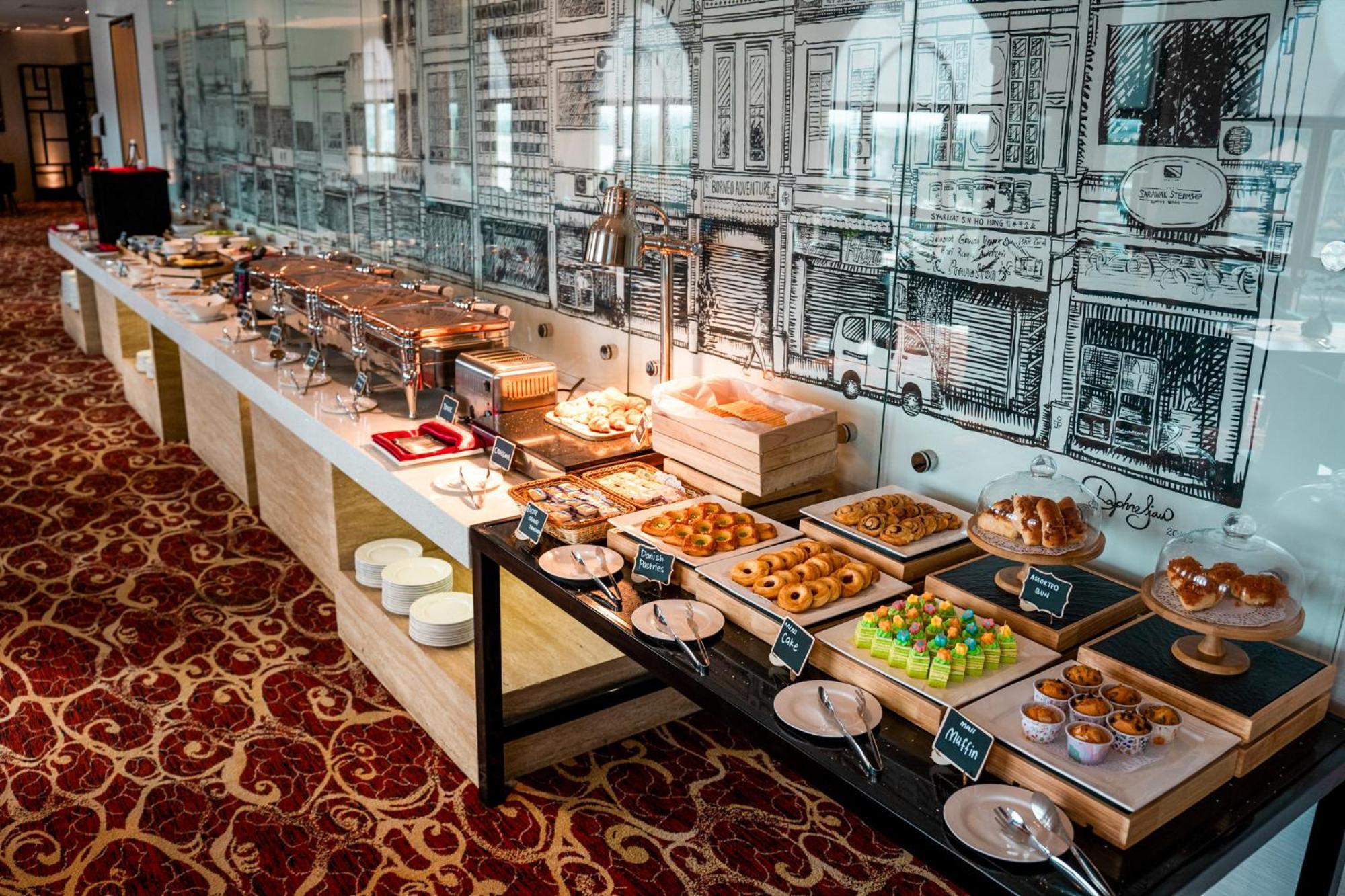 The Waterfront Hotel Kuching Exterior foto A buffet at a hotel