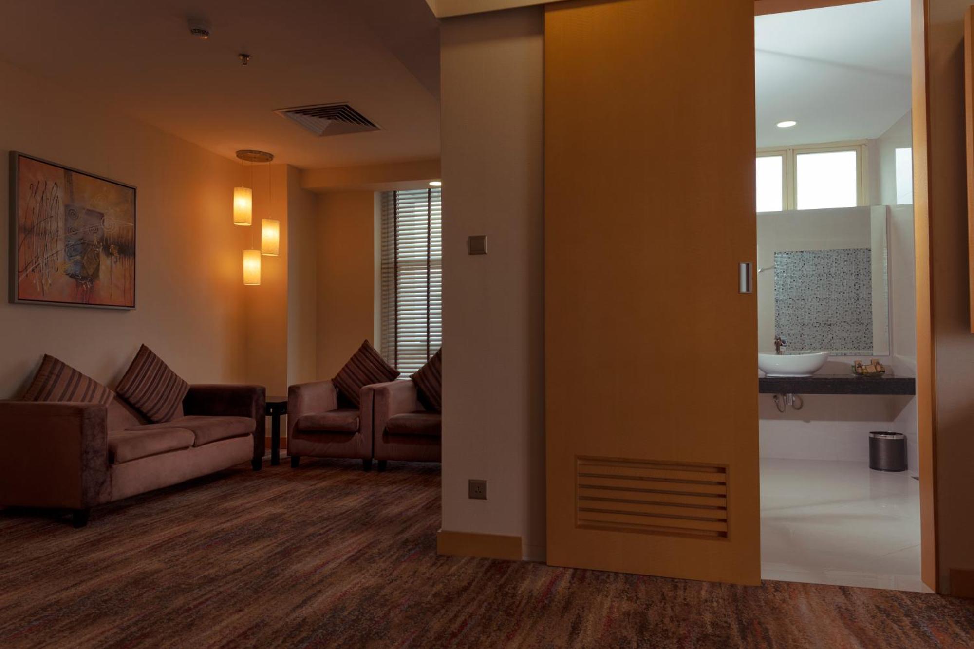 The Waterfront Hotel Kuching Exterior foto A suite at the hotel