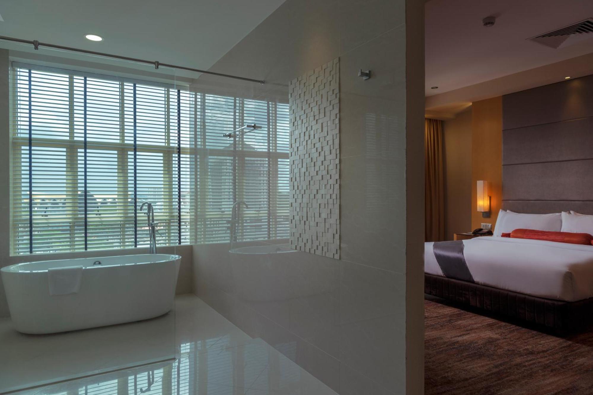The Waterfront Hotel Kuching Exterior foto A bathroom at the hotel