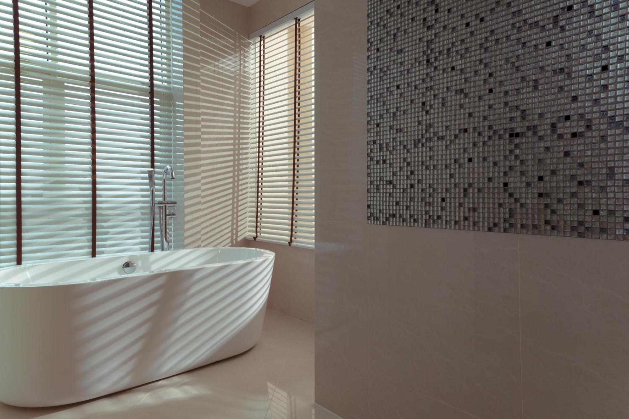 The Waterfront Hotel Kuching Exterior foto Venetian plaster in a bathroom