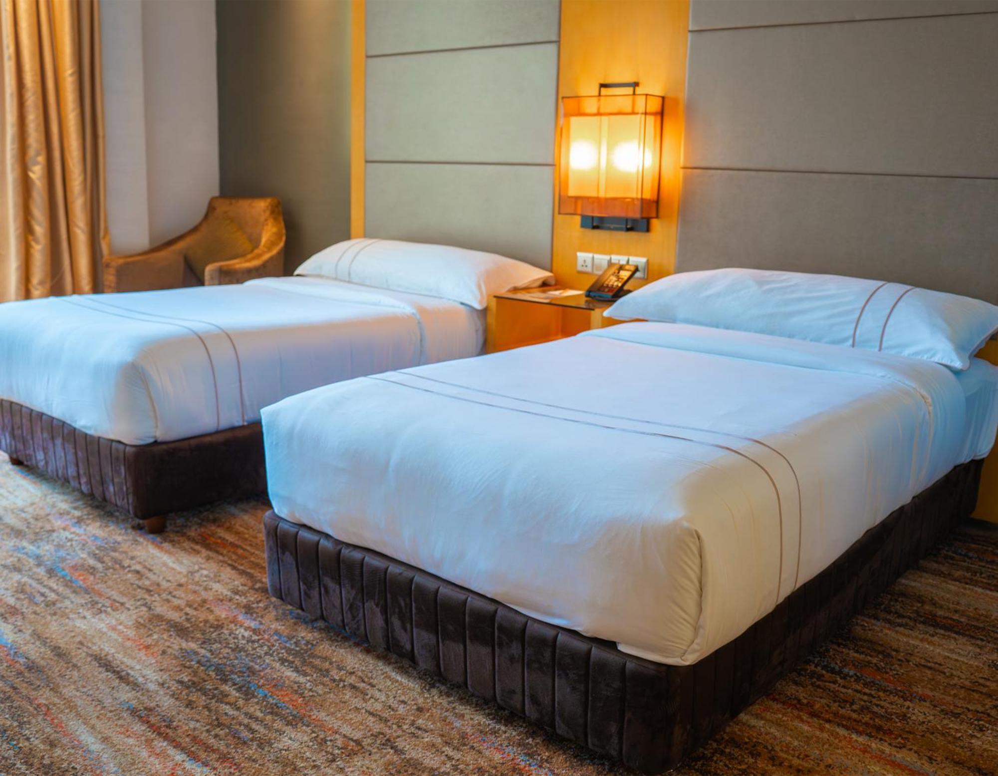 The Waterfront Hotel Kuching Exterior foto Two single beds