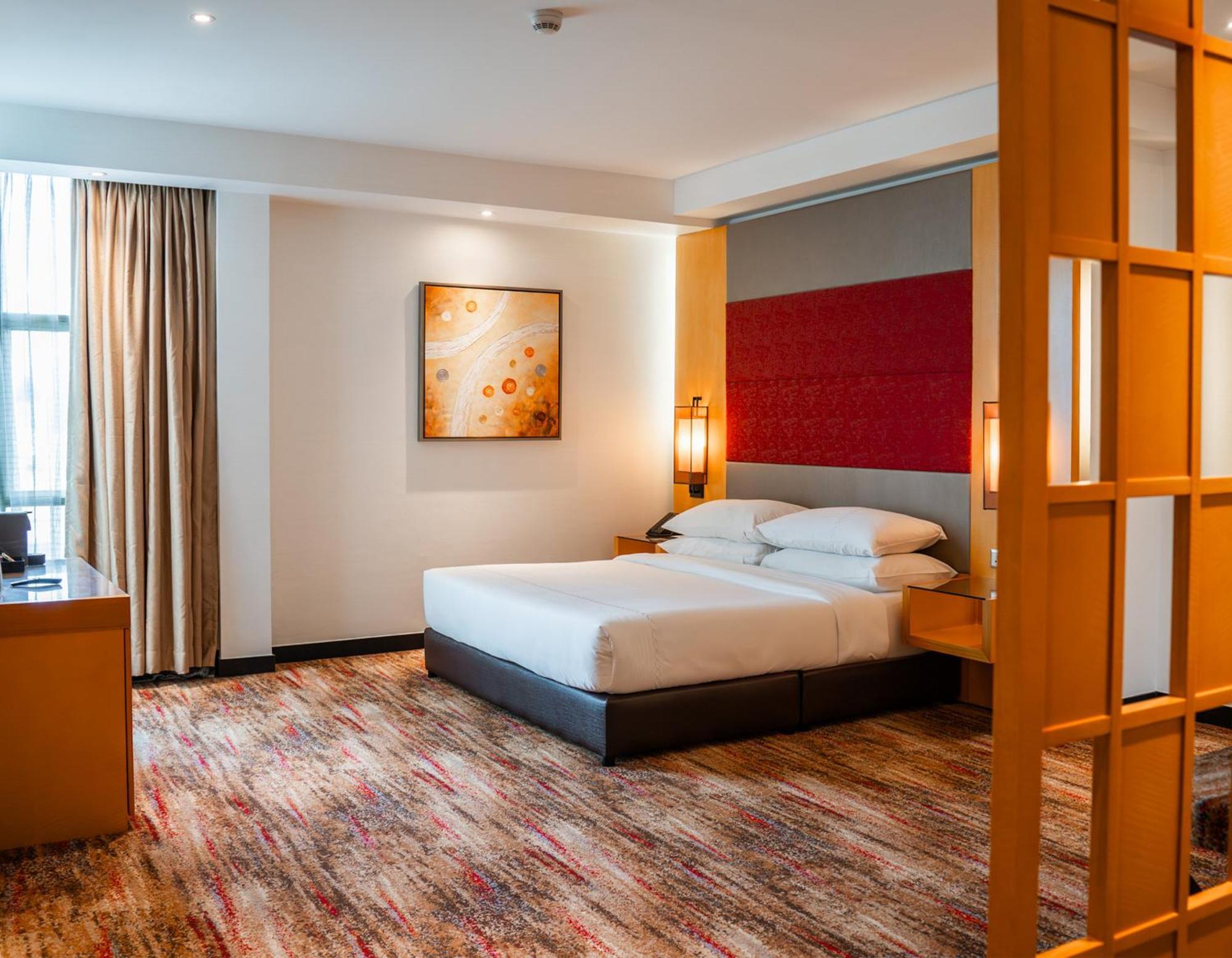 The Waterfront Hotel Kuching Exterior foto A bedroom at the hotel