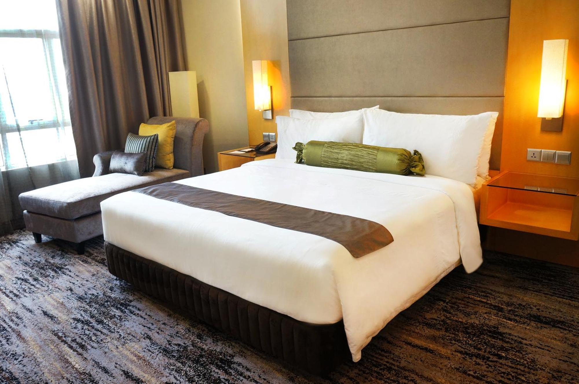 The Waterfront Hotel Kuching Exterior foto A bed