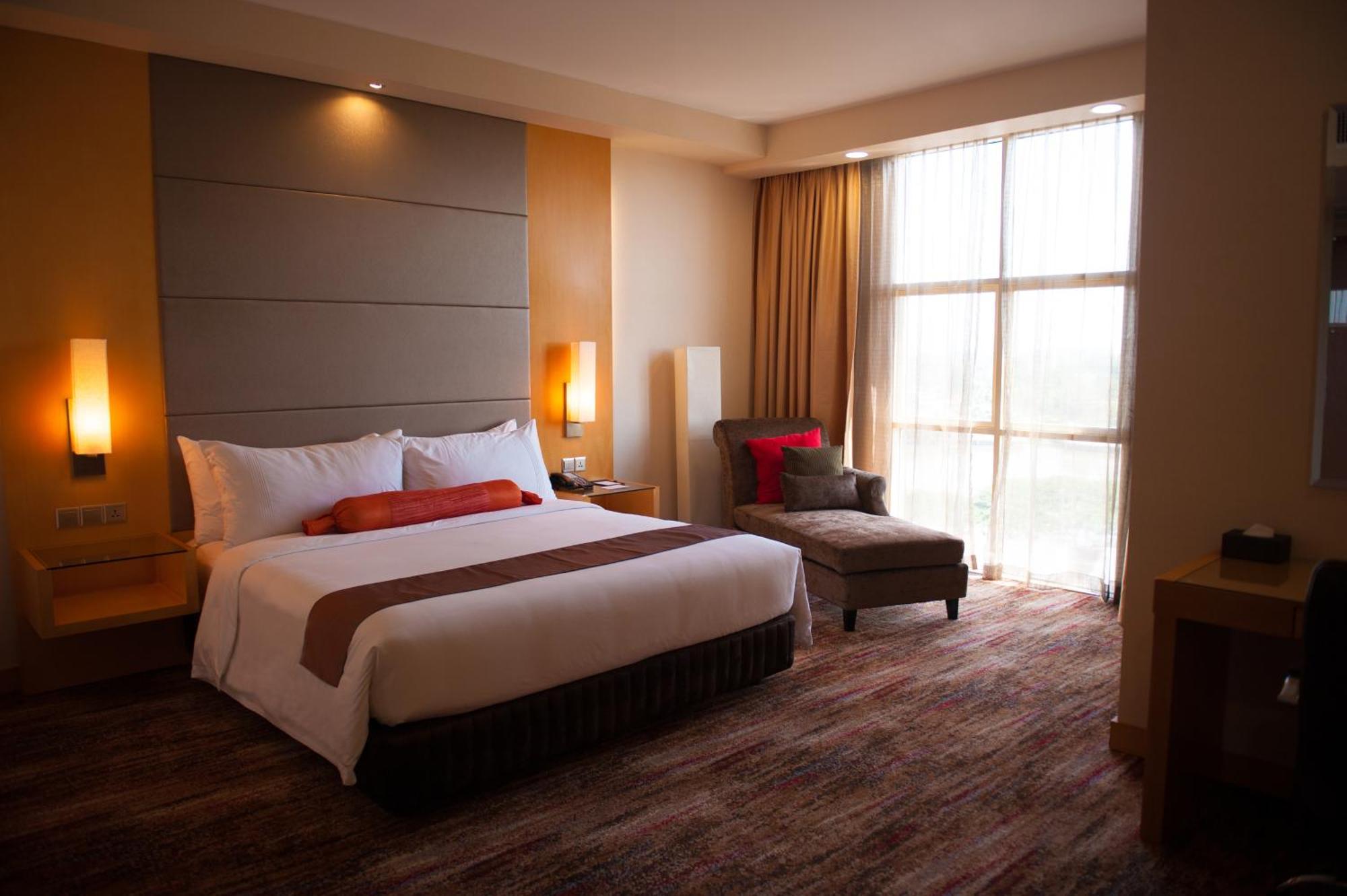 The Waterfront Hotel Kuching Exterior foto A room at the hotel