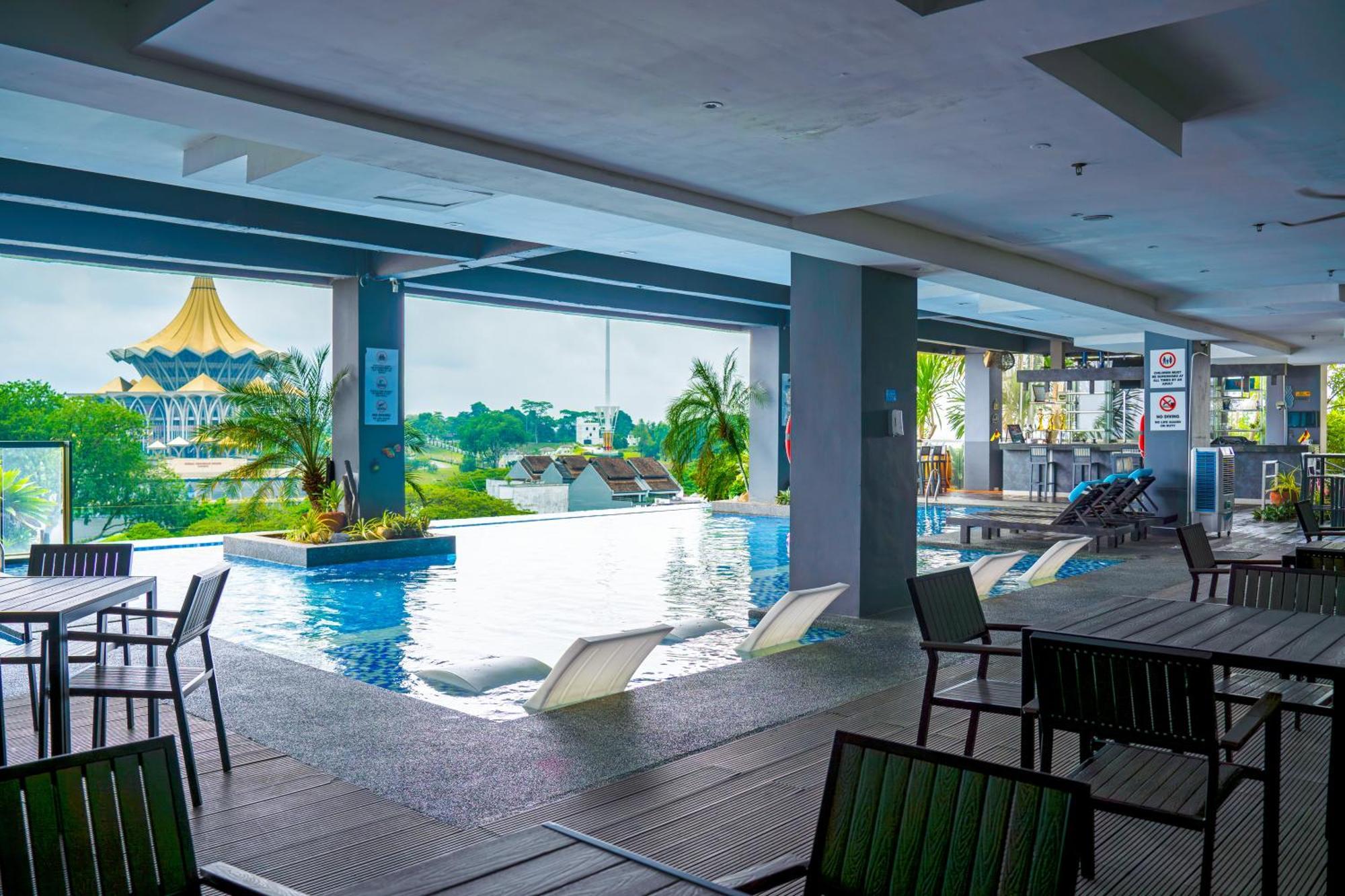 The Waterfront Hotel Kuching Exterior foto The pool at the hotel