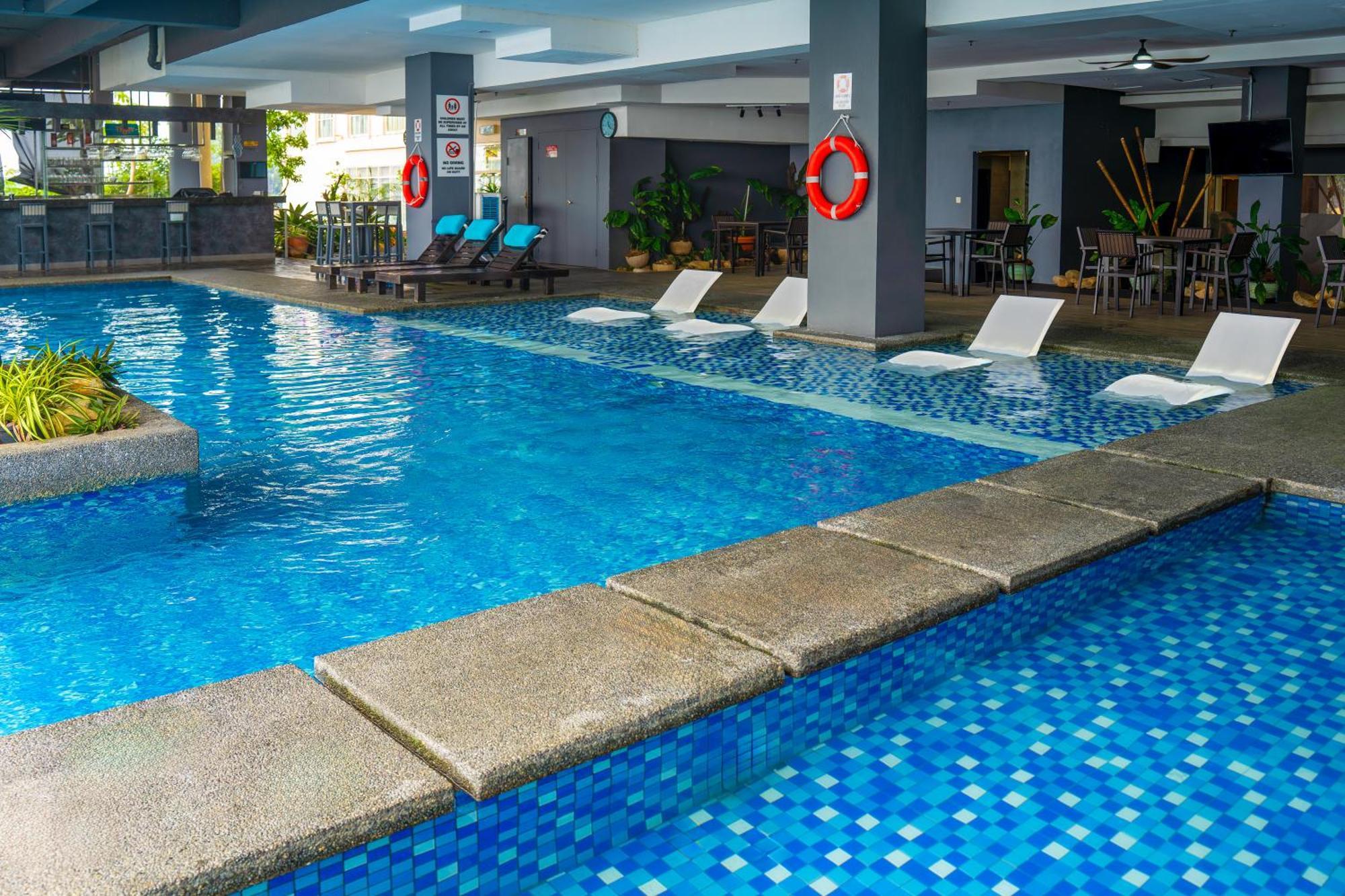 The Waterfront Hotel Kuching Exterior foto Swimming pool at the hotel