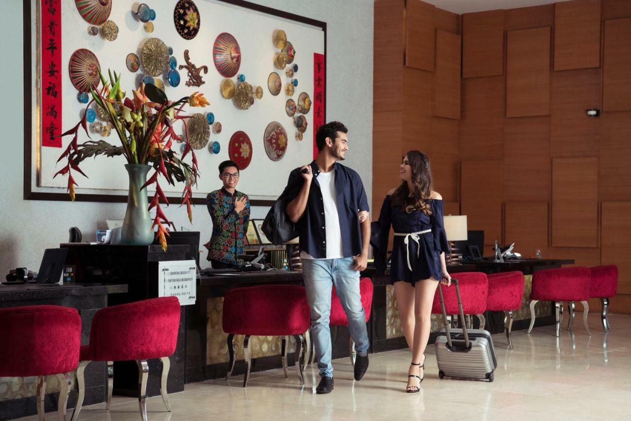 The Waterfront Hotel Kuching Exterior foto The lobby of the hotel