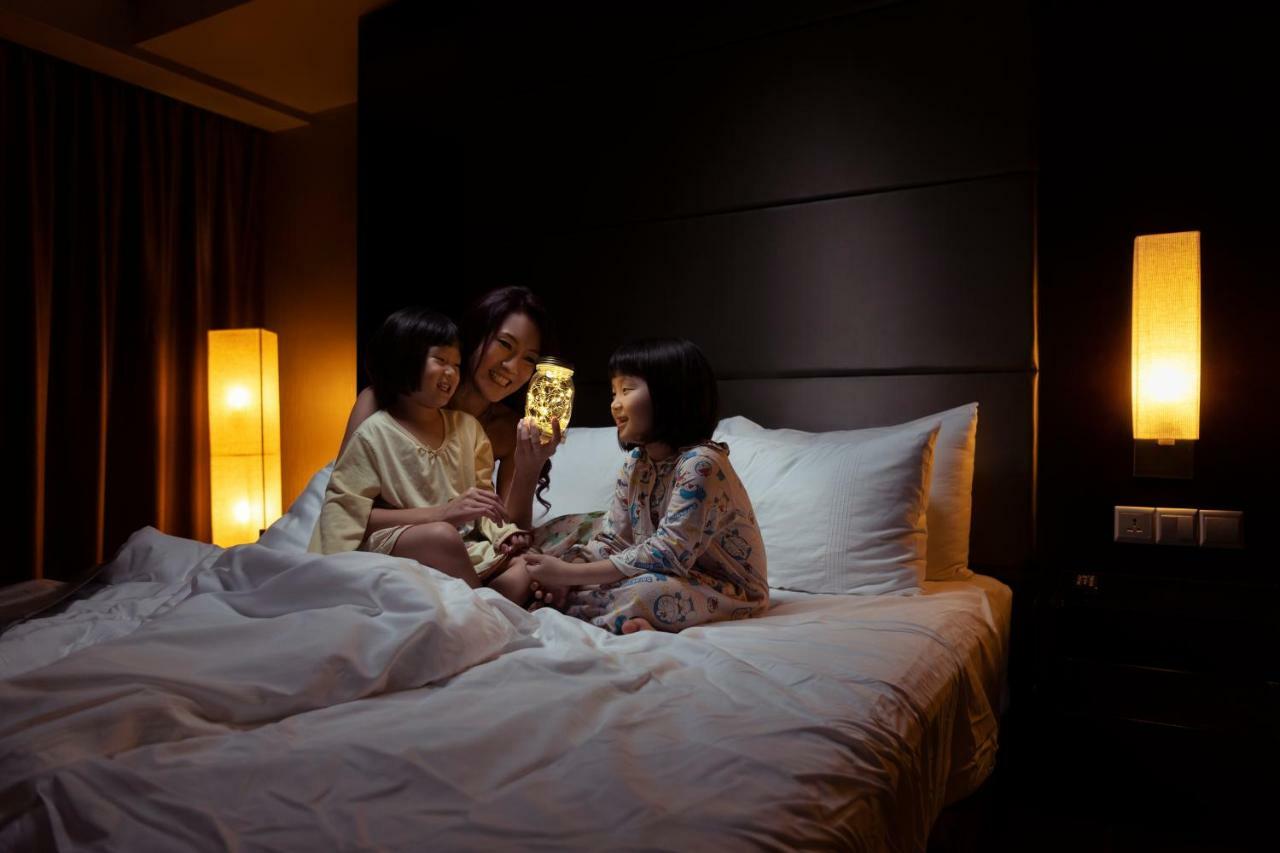 The Waterfront Hotel Kuching Exterior foto A scene from the film