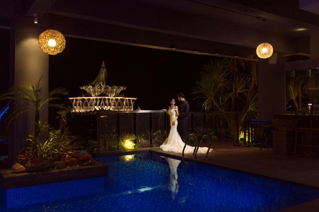 The Waterfront Hotel Kuching Exterior foto The pool at the hotel